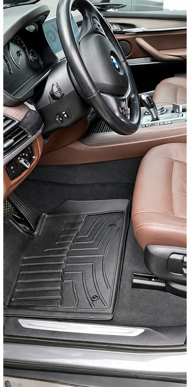 BMW Footwell - after detailing result